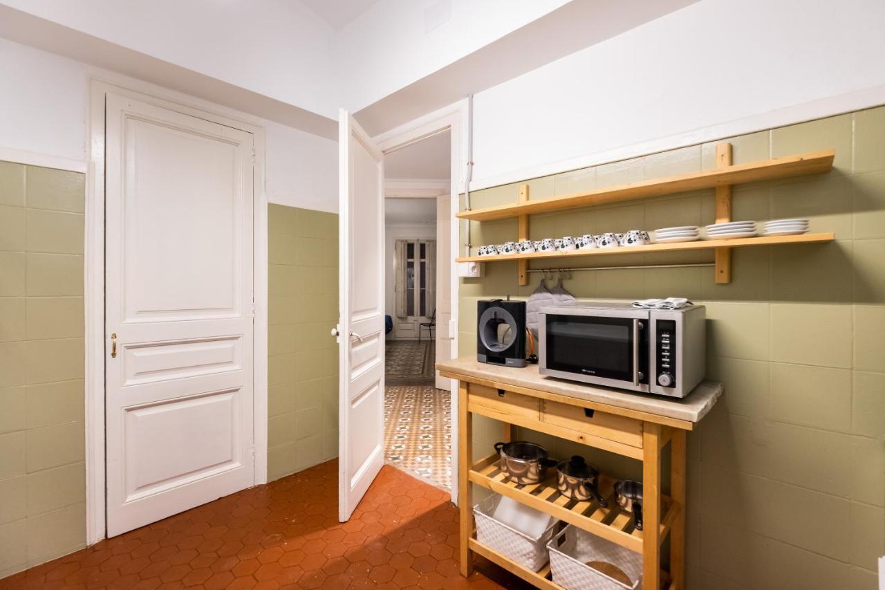 B42 - Modernist Apartment For Large Groups In Eixample Barcellona Esterno foto