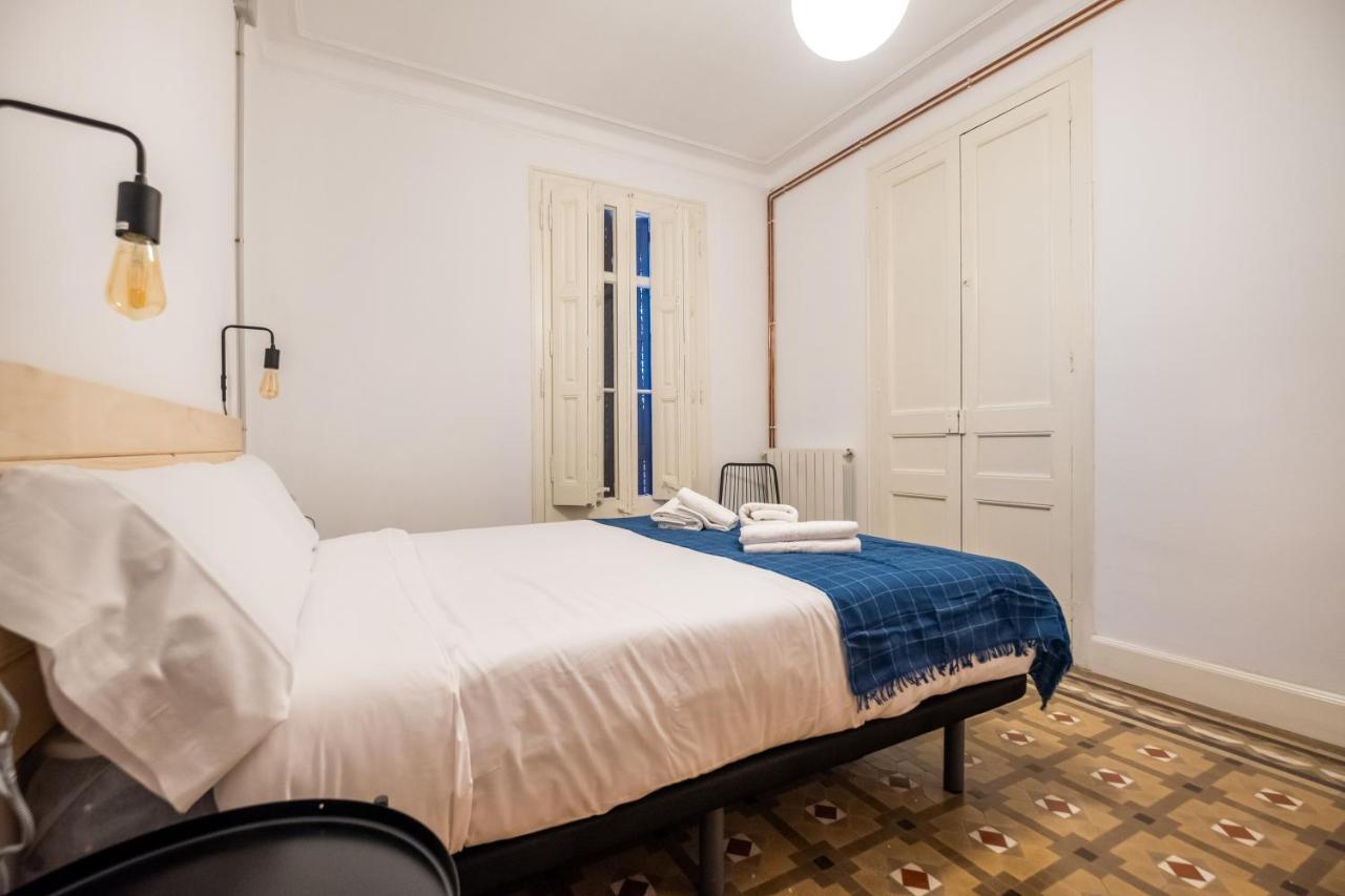 B42 - Modernist Apartment For Large Groups In Eixample Barcellona Esterno foto
