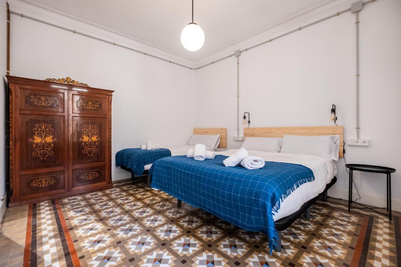 B42 - Modernist Apartment For Large Groups In Eixample Barcellona Esterno foto