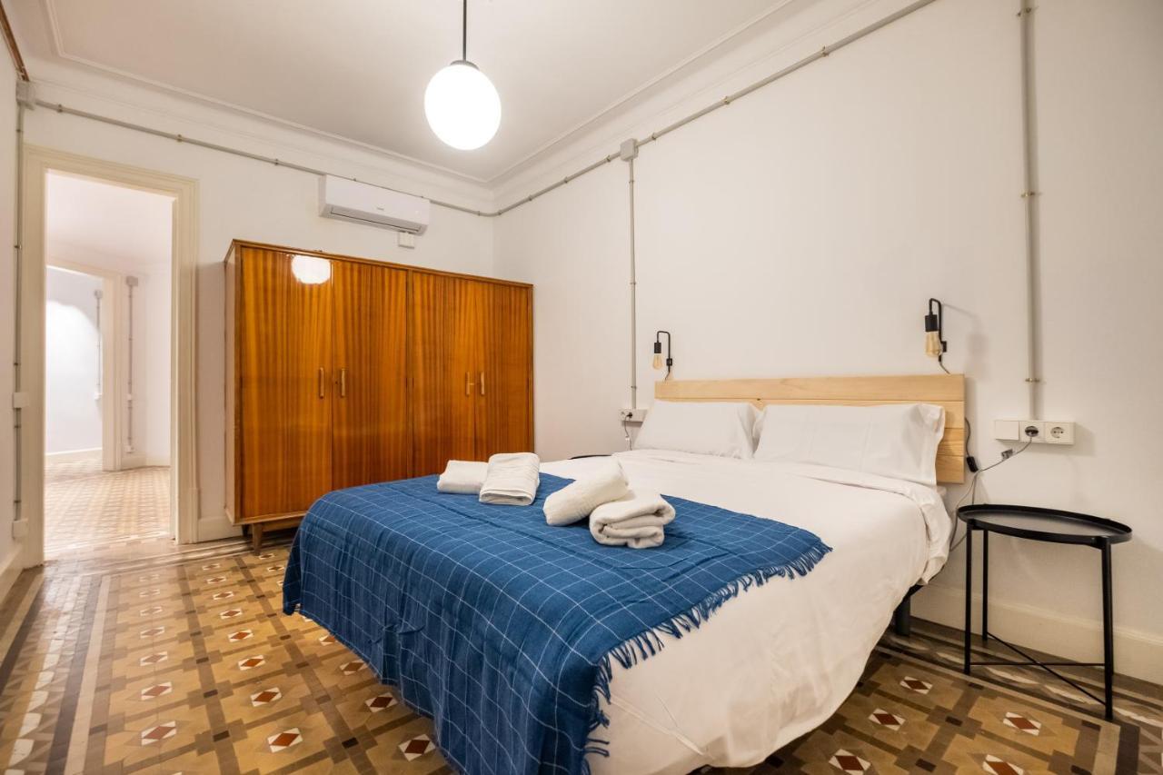 B42 - Modernist Apartment For Large Groups In Eixample Barcellona Esterno foto