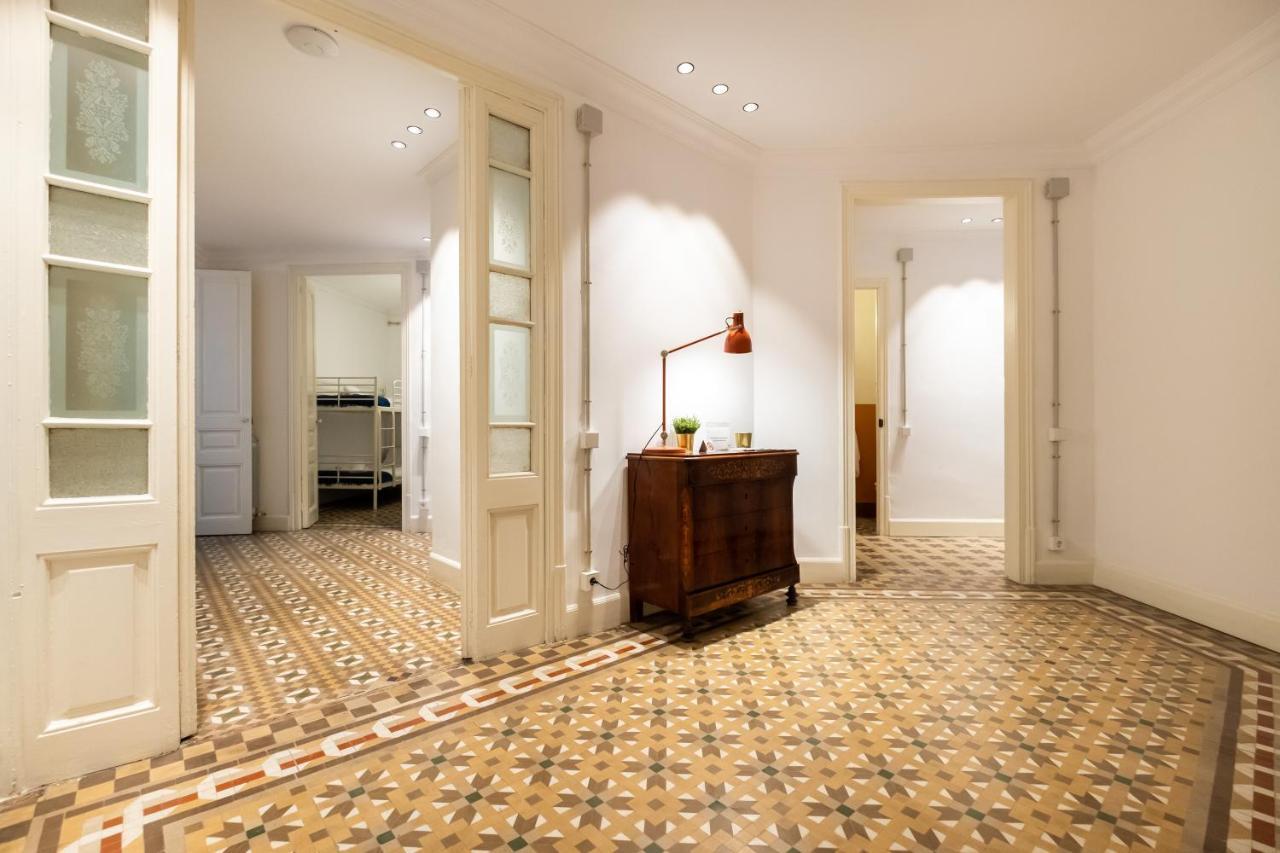 B42 - Modernist Apartment For Large Groups In Eixample Barcellona Esterno foto
