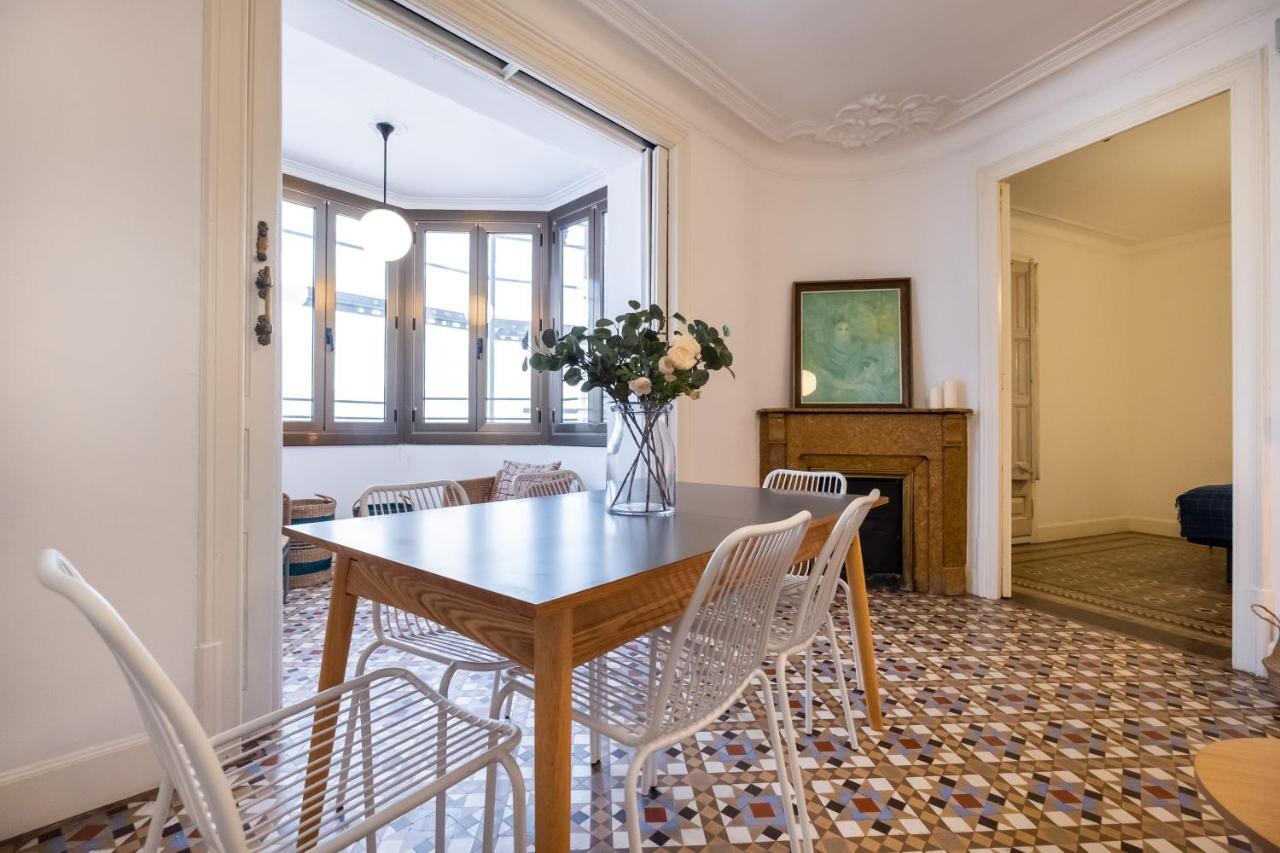 B42 - Modernist Apartment For Large Groups In Eixample Barcellona Esterno foto