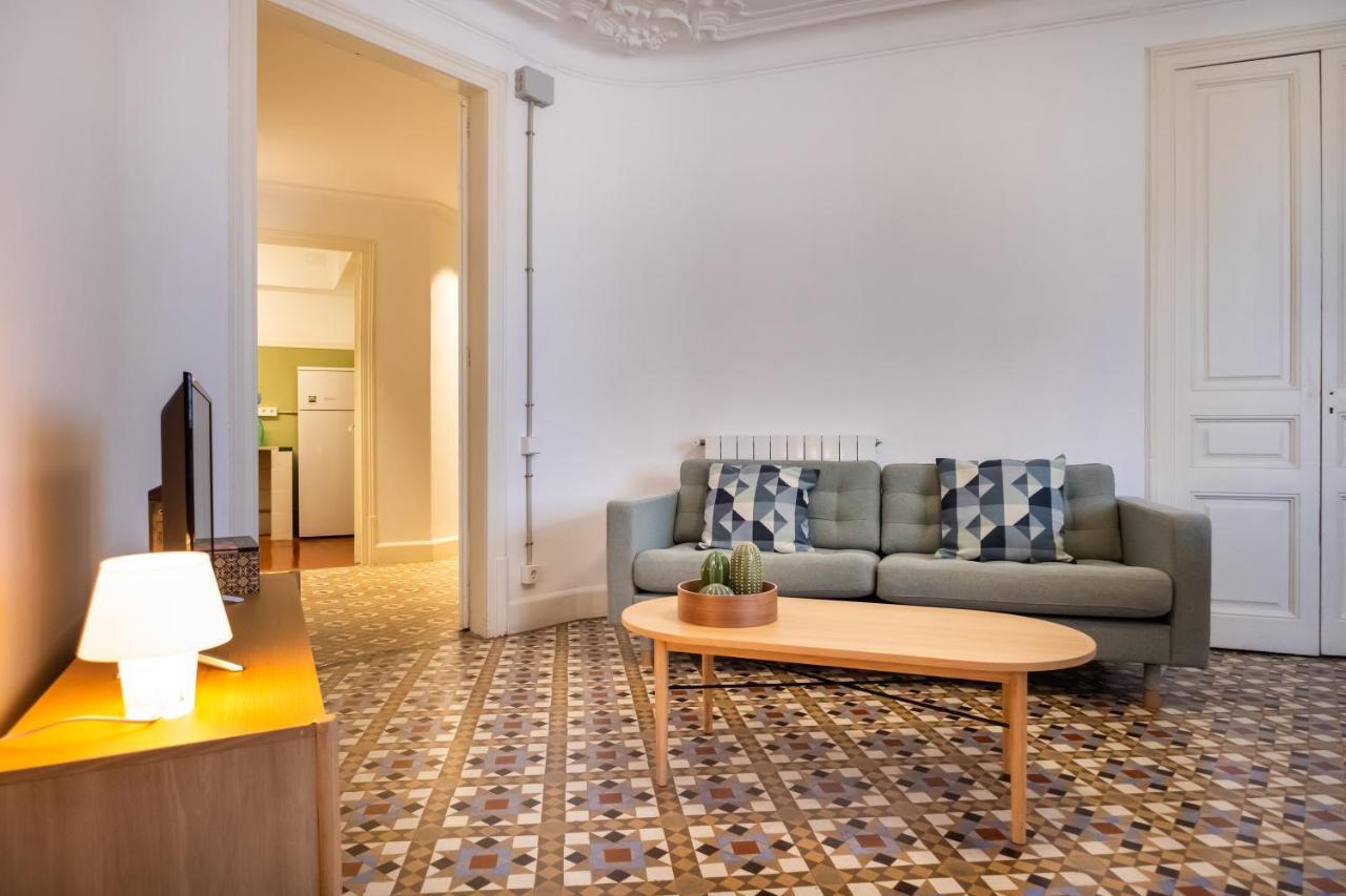 B42 - Modernist Apartment For Large Groups In Eixample Barcellona Esterno foto