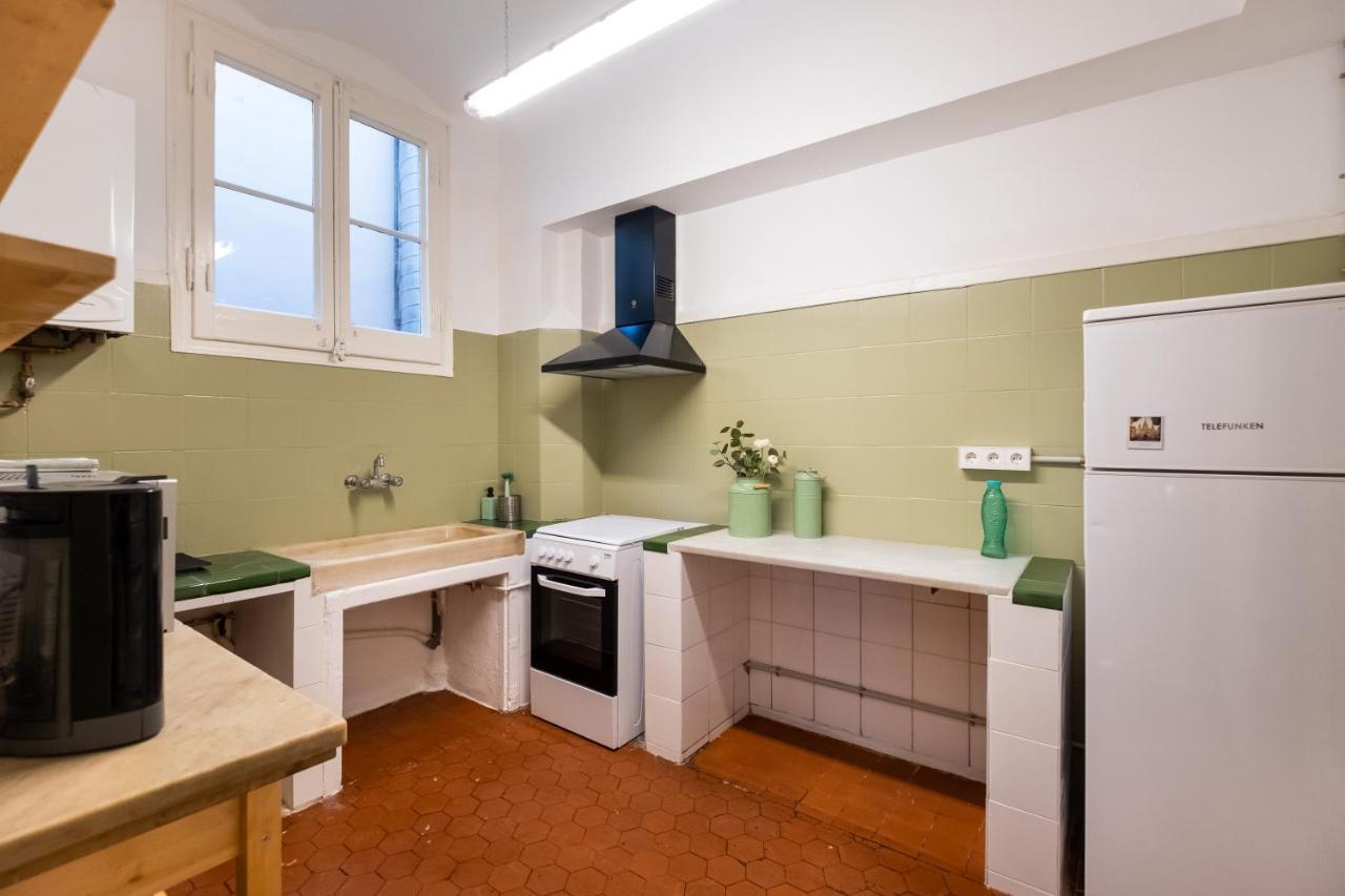 B42 - Modernist Apartment For Large Groups In Eixample Barcellona Esterno foto