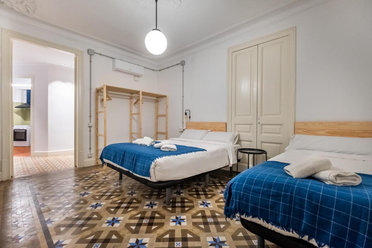 B42 - Modernist Apartment For Large Groups In Eixample Barcellona Esterno foto