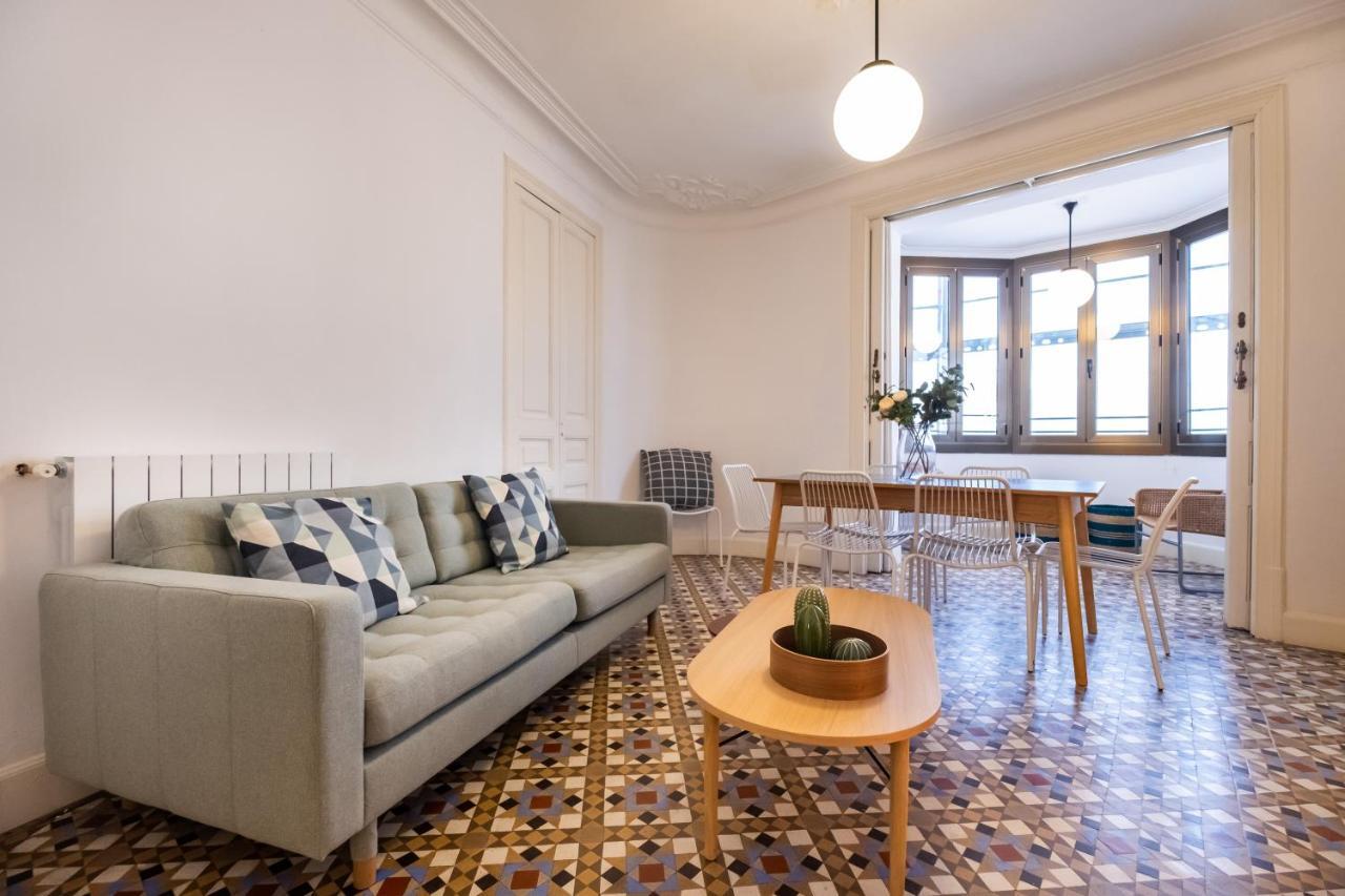 B42 - Modernist Apartment For Large Groups In Eixample Barcellona Esterno foto