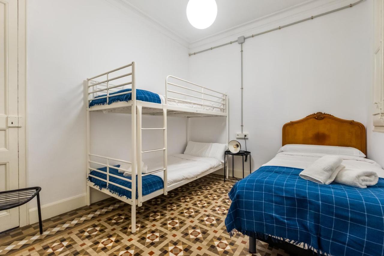 B42 - Modernist Apartment For Large Groups In Eixample Barcellona Esterno foto