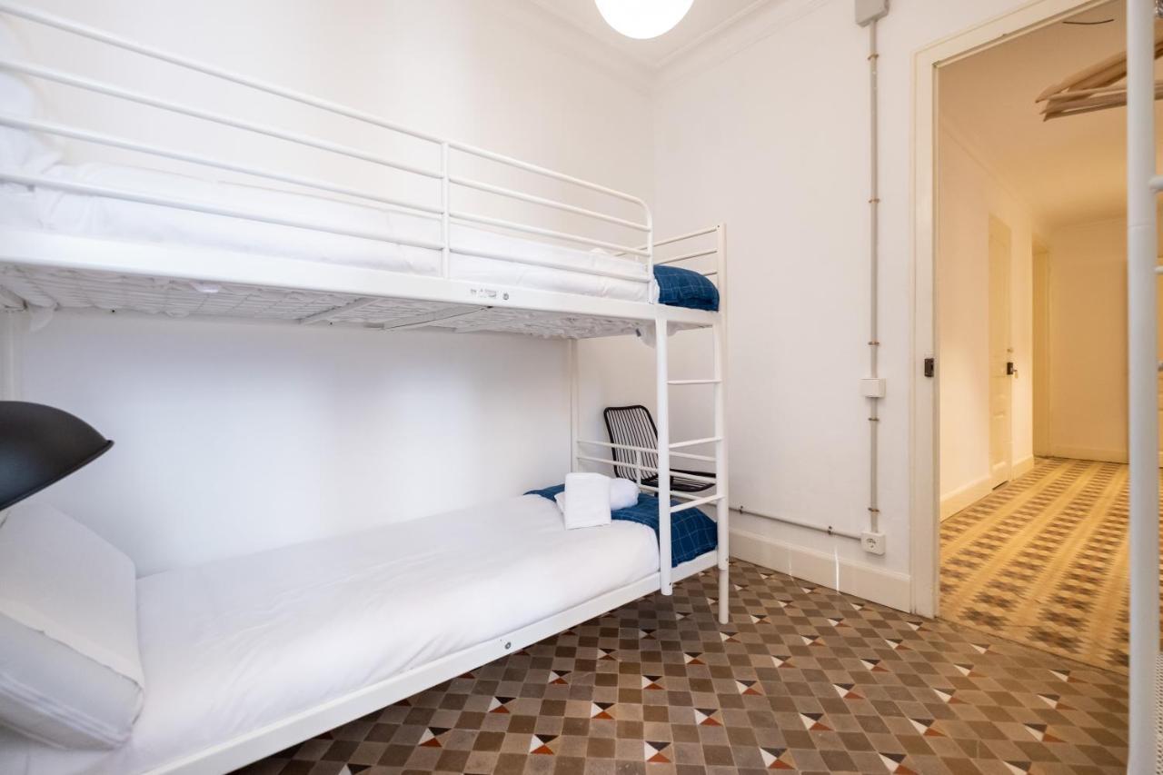 B42 - Modernist Apartment For Large Groups In Eixample Barcellona Esterno foto