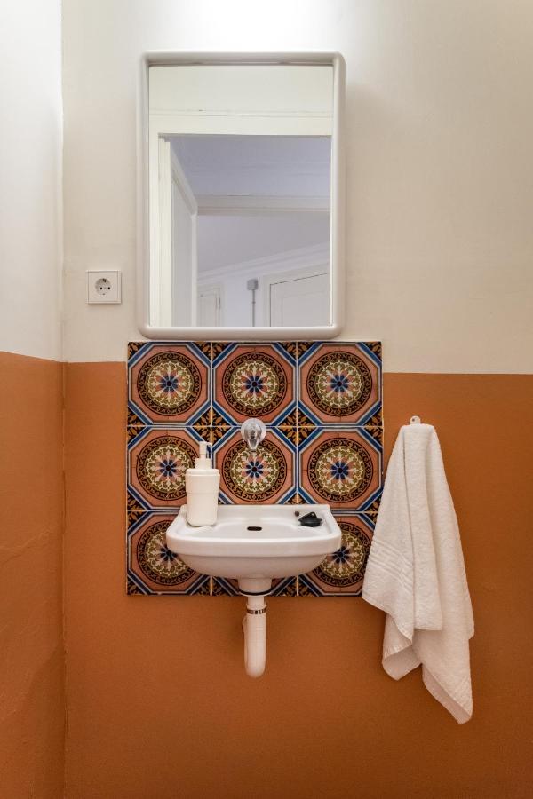 B42 - Modernist Apartment For Large Groups In Eixample Barcellona Esterno foto