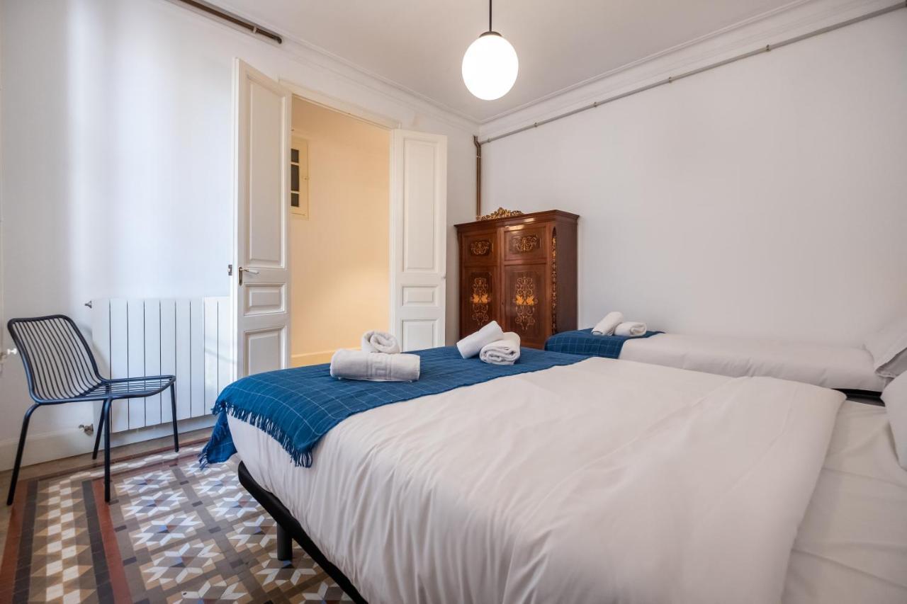 B42 - Modernist Apartment For Large Groups In Eixample Barcellona Esterno foto