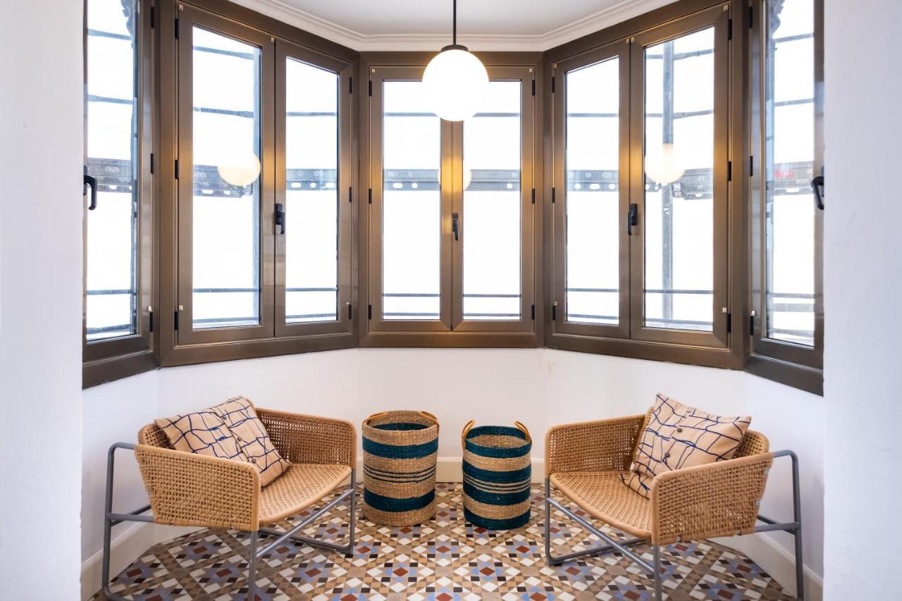 B42 - Modernist Apartment For Large Groups In Eixample Barcellona Esterno foto