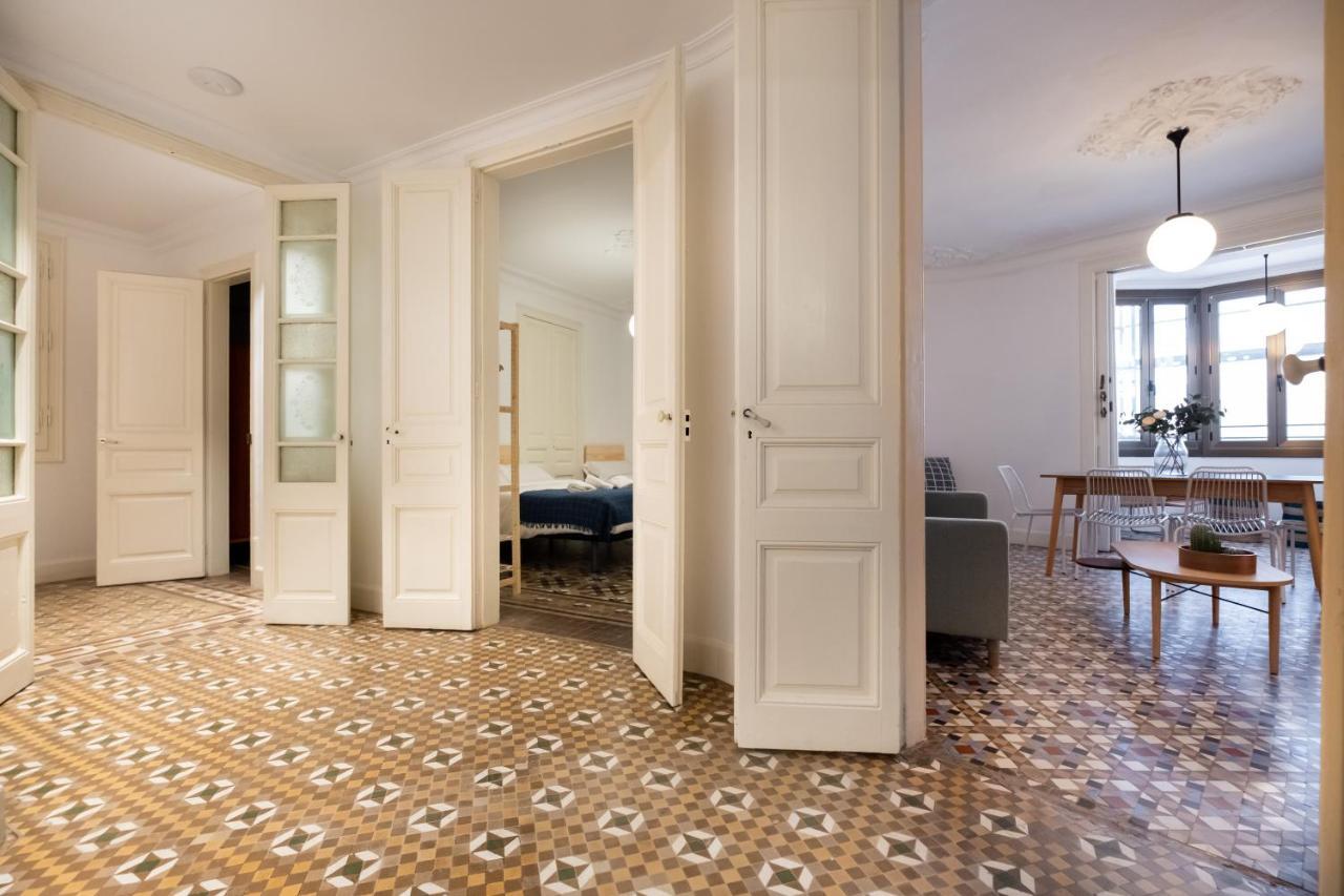 B42 - Modernist Apartment For Large Groups In Eixample Barcellona Esterno foto